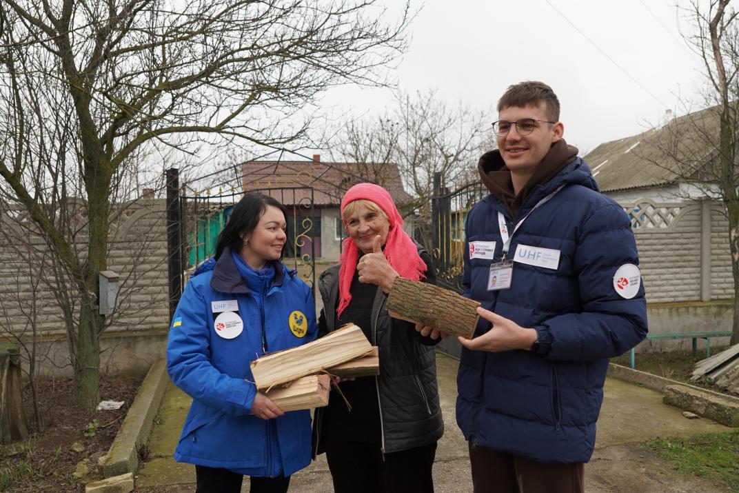 Hanna, a pensioner, with representatives of the Estonian Refugee Council and the local partner, Shchedryk. Kherson oblast, Novopavlivka village. December 9, 2025. Photo: Dana Selezen, ERC.