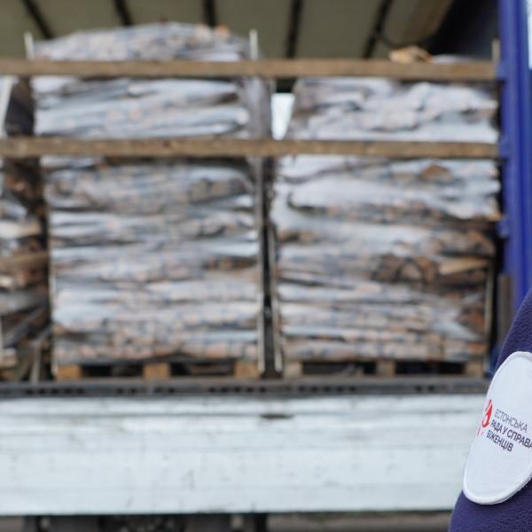 A truck delivering firewood to residents of the Velykooleksandrivska community. Kherson oblast, Novopavlivka village. December 9, 2025. Photo: Dana Selezen, ERC.