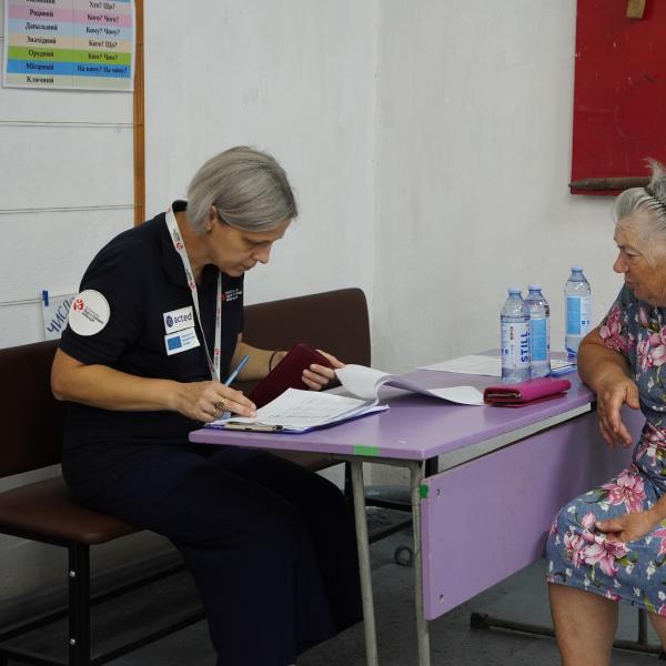 Kaks inimest istumas