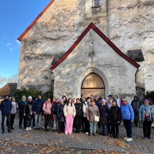 People infront of a building 